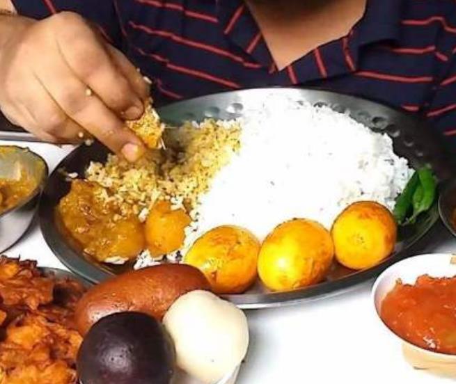 印度人吃饭为何爱“手抓”？除了宗教信仰之外，还有2点原因