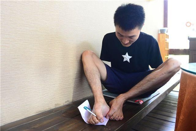 无臂高材生杨孟衡：用脚写字考出高考状元，寒门贵子的逆袭