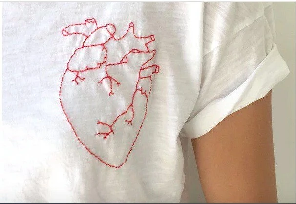 手工刺绣在T恤上看起来更加时尚，20种刺绣图案，一款比一款好看
