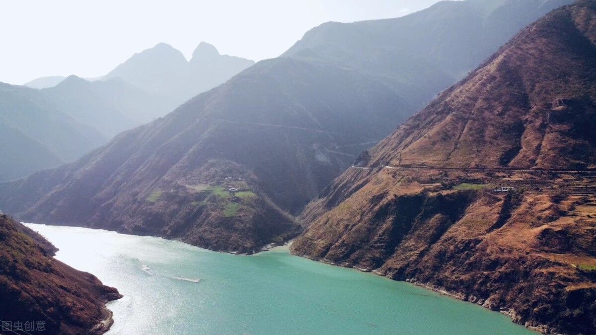 玉龙雪山山麓的蓝月谷，是蔚蓝天空送给丽江的永恒印记