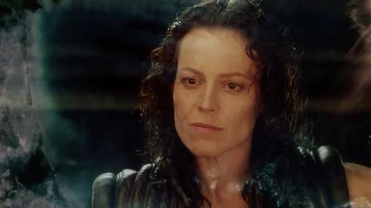 到了《异形2》雷普莉更是为了保护小女孩大杀四方,《异形3》更多的