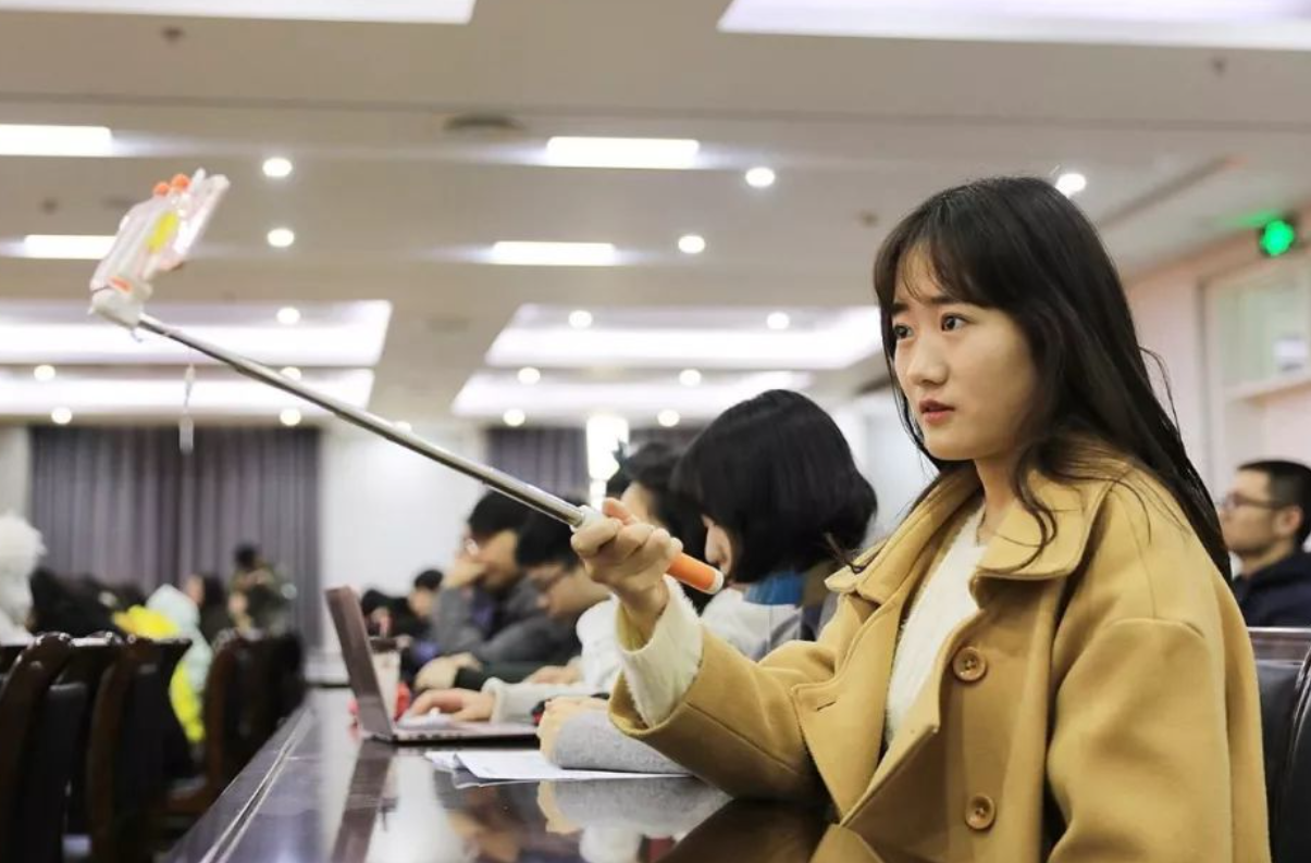 北大90岁老教授“豪宅”曝光，警惕放纵成瘾大学生，该醒醒了