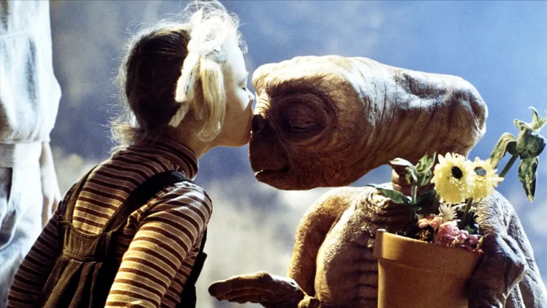 以孩子的视角讲述故事，在《E.T.外星人》中，见证温情的科幻童话