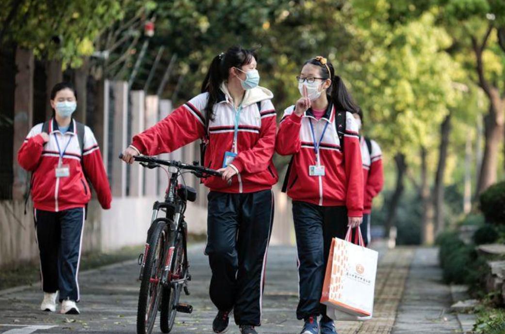 高考生迎来好消息，“高考小年”或成定局，压线生报考有优势