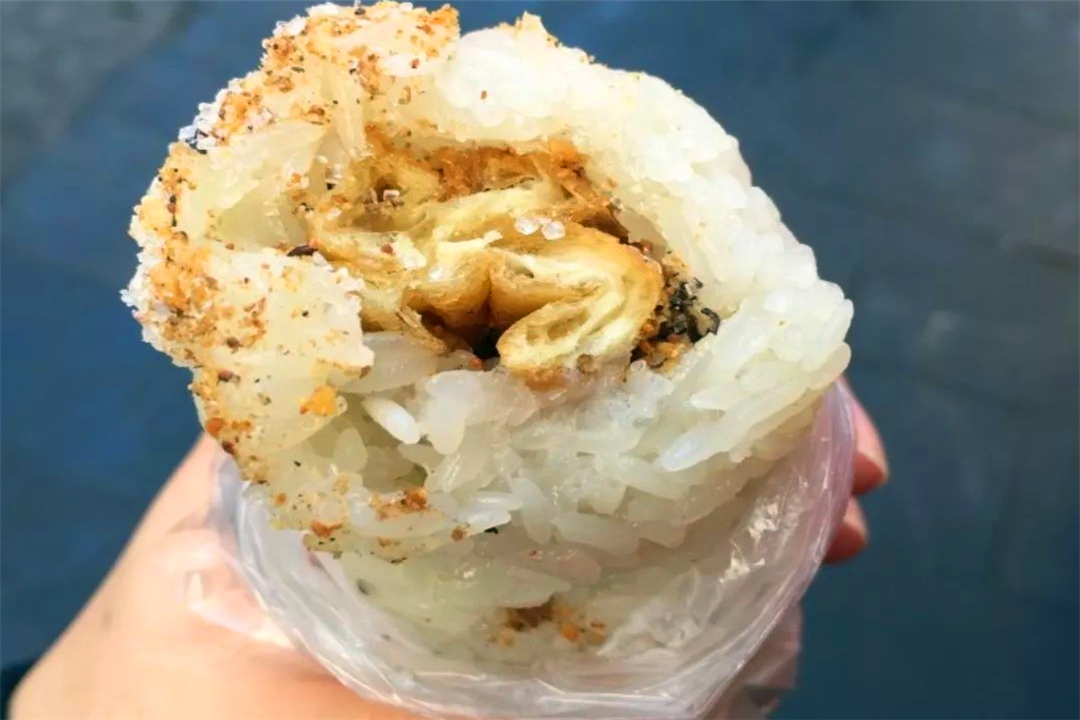 糯米包油条做法(试试做糯米包油条外糯里酥)