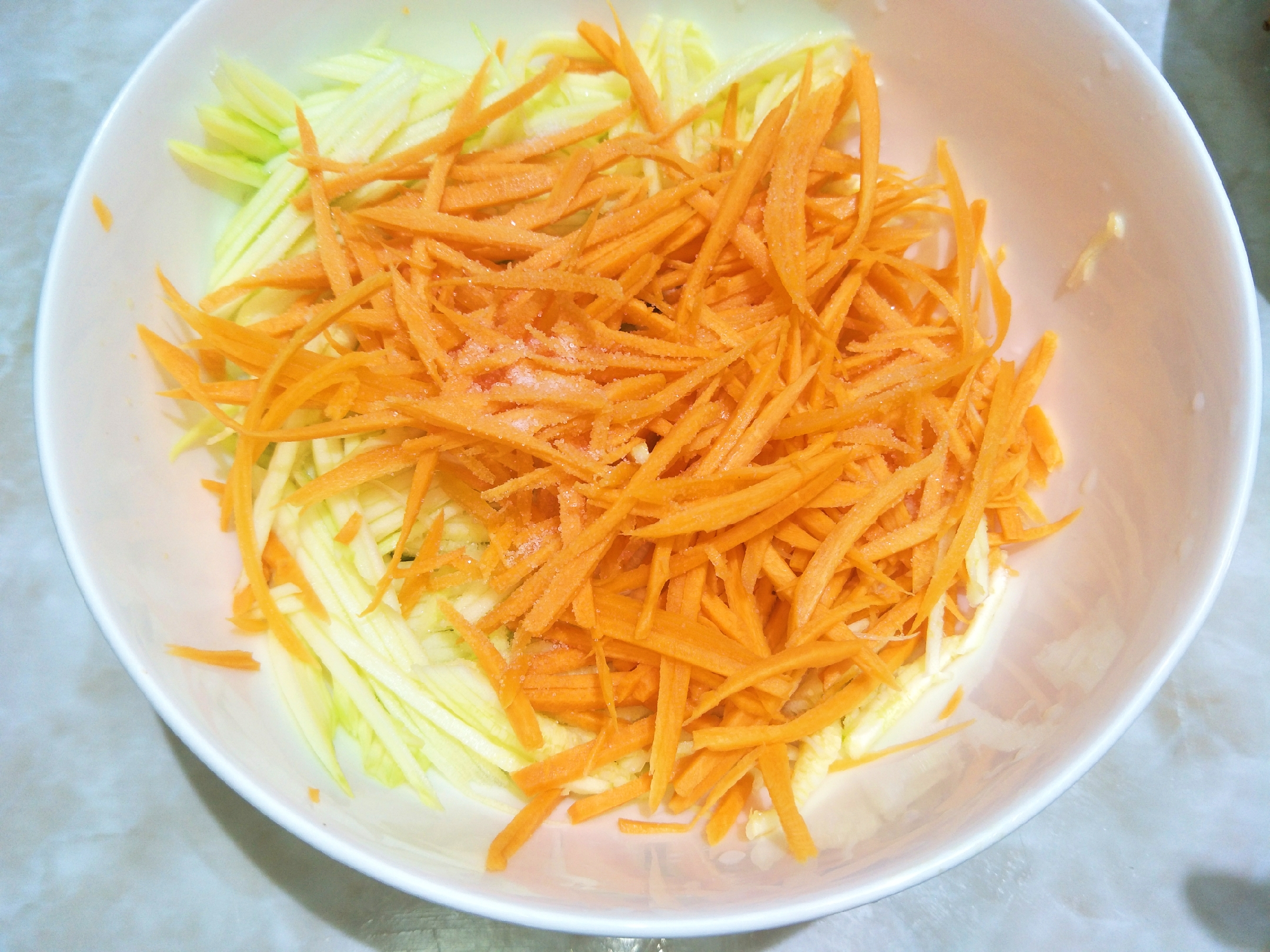 早餐馅饼，懒人喜欢做的一道美食，几样蔬菜一起烙，出锅香浓味好