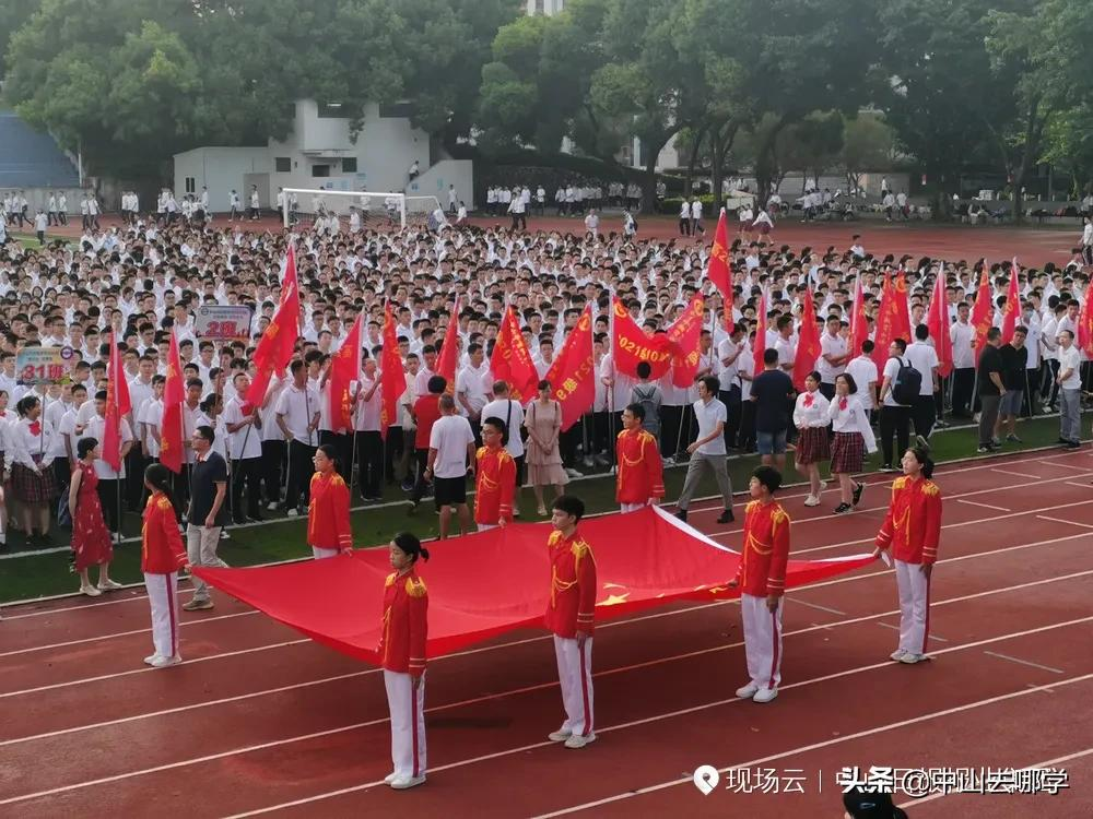 开学啦！现场多图预警：妈趴窗，爹爬墙，脸贴地！场面过于欢乐