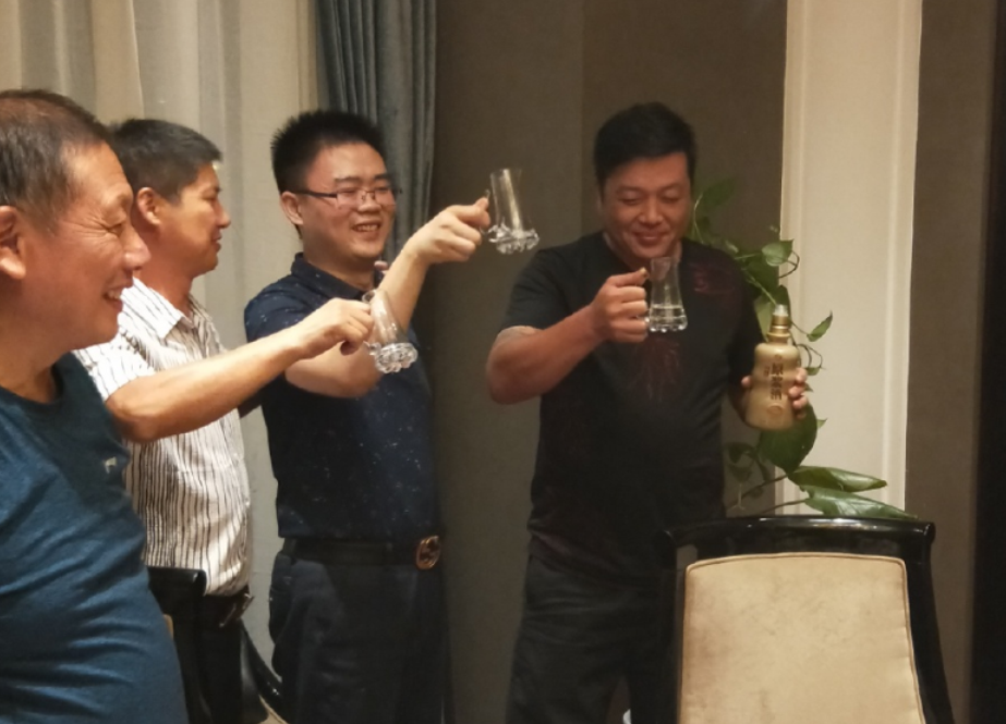 宿醉解酒的最快方法(应酬宿醉很难受怎么办？教你4步解酒招，帮助你消除宿醉烦恼)