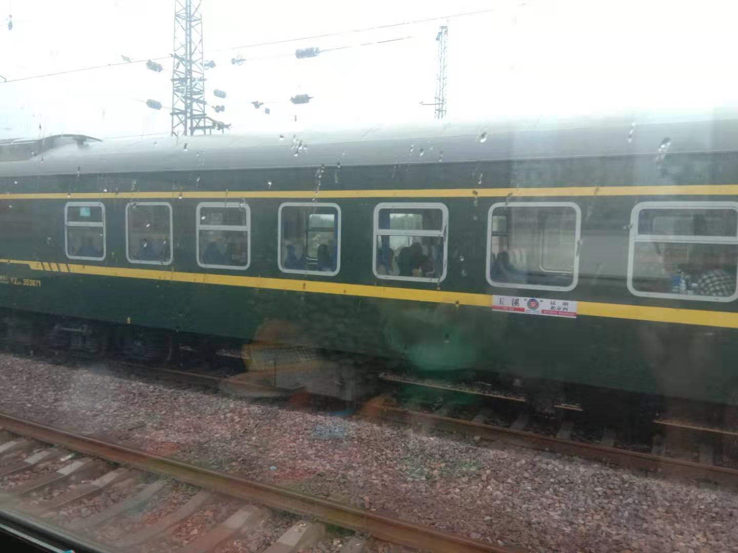 河南洪灾中，4趟列车旅客被困三天三夜：手机充电排长队，盒饭从15涨到25，脱困到家后第一件事是洗澡