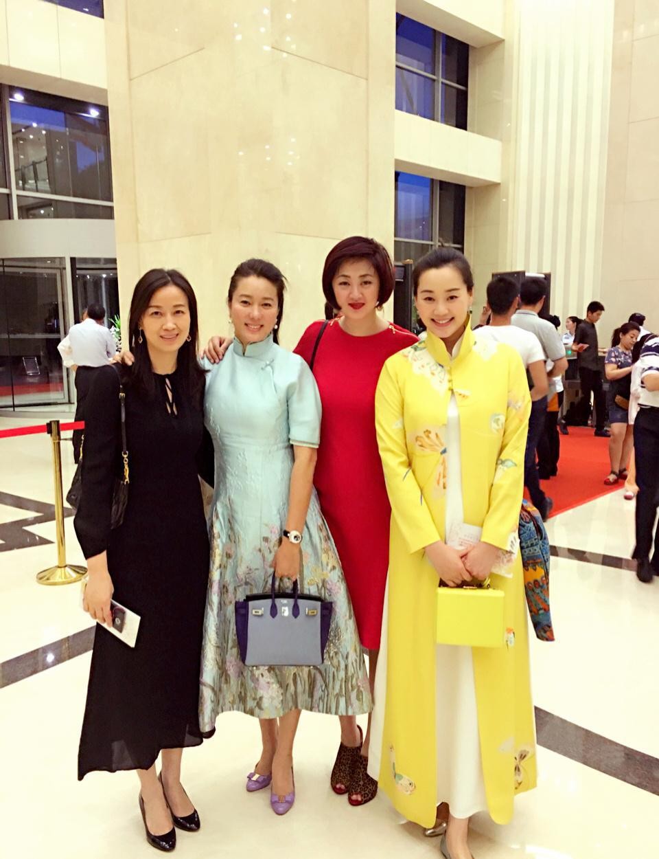 西华的其他的超显气质的长袍穿搭