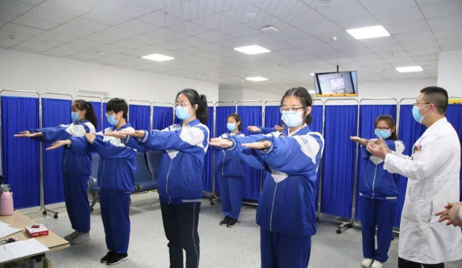 高考体检要脱得“一丝不挂”吗，体检医生很无奈：学生们都想啥呢