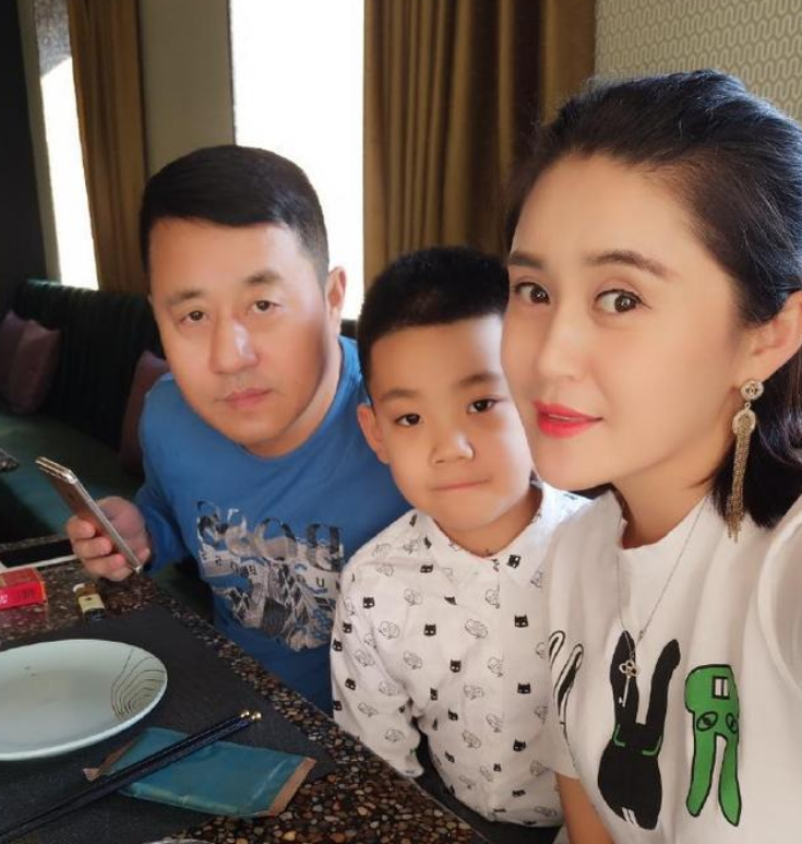 近日,演员王小宝的妻子吴琼在社交平台上晒她和丈夫在潮汕的视频.