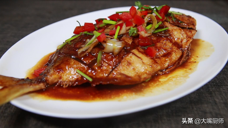 无论什么鱼，红烧时牢记3个技巧，鱼肉软嫩鲜美没腥味，太好吃了