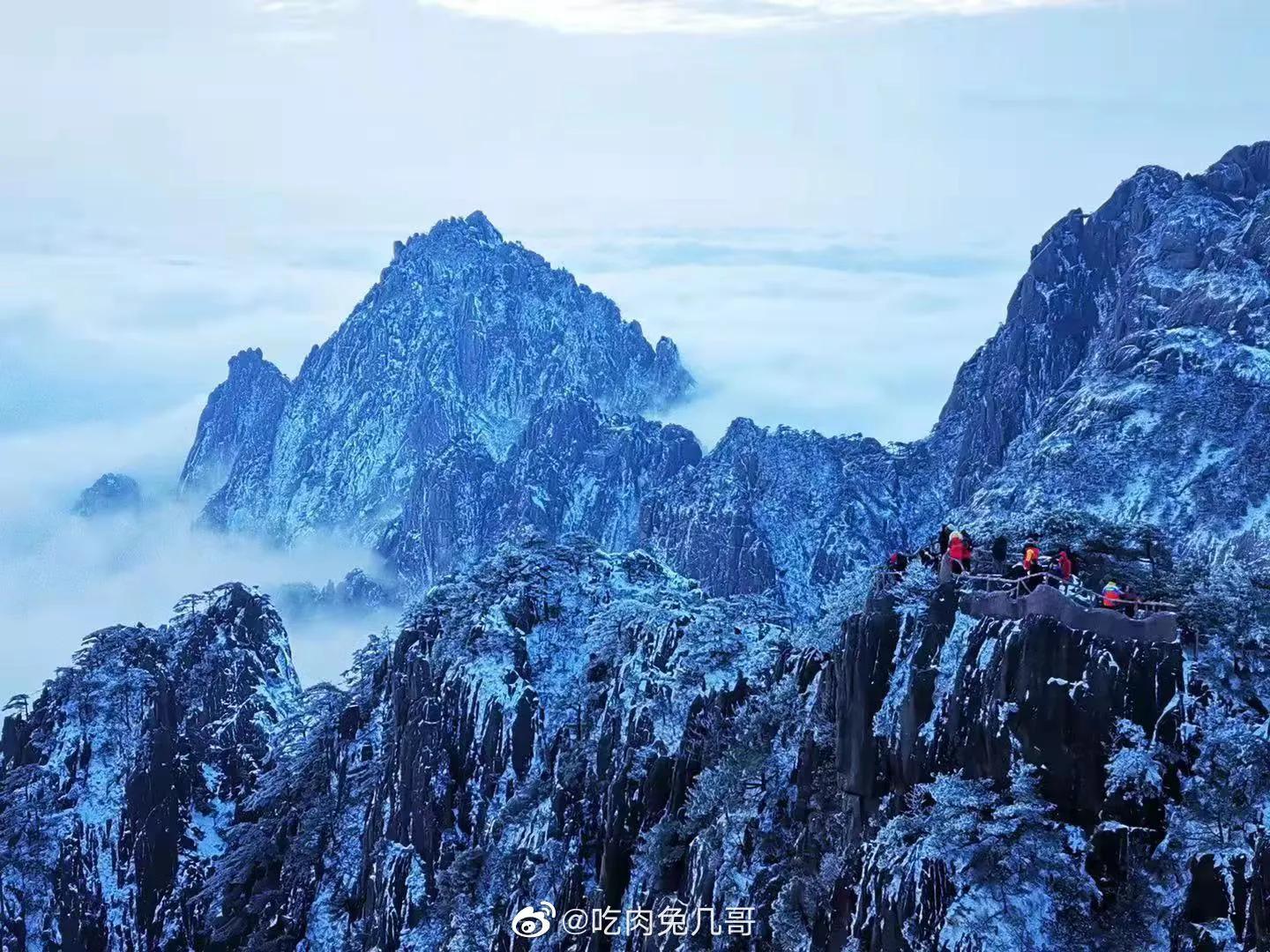 登临黄山，云海翻腾松石奇绝，天地壮美尽收眼底，恍若仙境入怀。