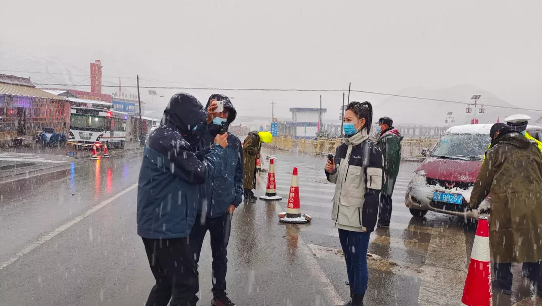 【疫情防控 临潭在行动】雪落无声，盼疫去，致敬风雪中坚守的临潭人