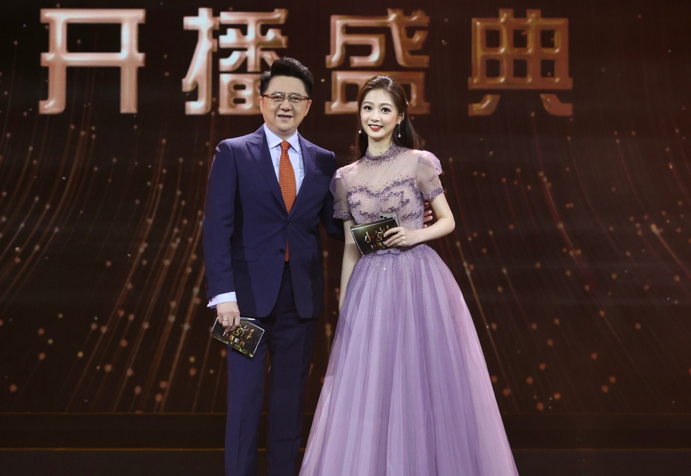 朗诵员“冯琳”火了，千里挑一的她能有多优秀？杨澜：遇强则强