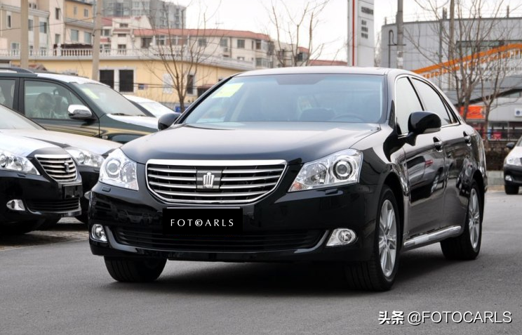 售价近90万！丰田皇冠4.3L V8沙龙VIP实拍，座椅上小喇叭相当气派