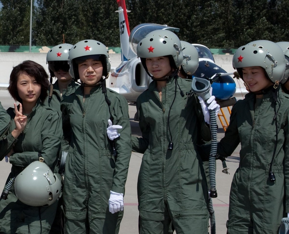 688分四川女孩不选清北，报考军校成为一名女飞行学员，让人羡慕