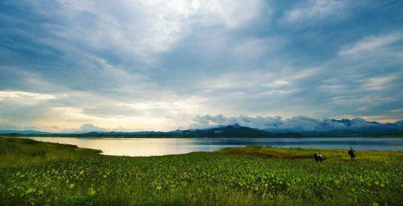 原创诗词—蓝天赤日白云伴 绿树青山碧水应