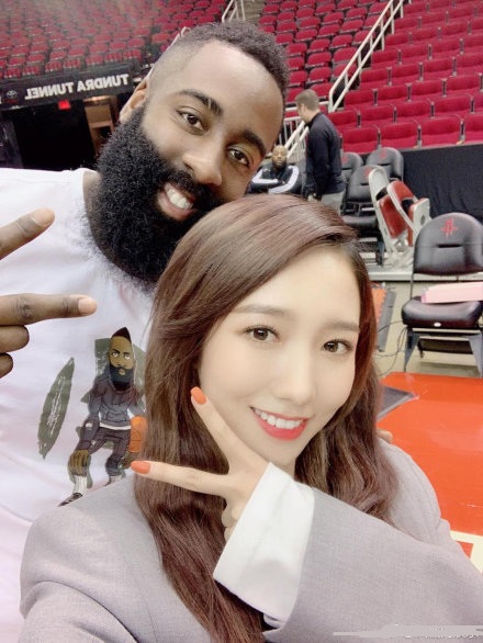 火箭少女哪些人合影nba球星(打破次元壁！火箭少女合影哈登，携新歌NBA首秀，创记录却被群嘲)