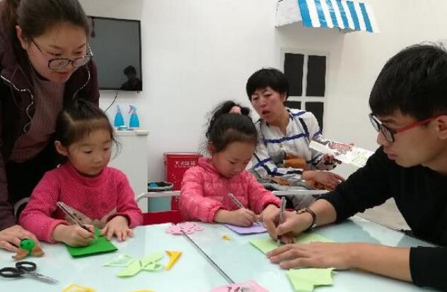 7岁女娃“微微一笑很倾城”，经纪公司愿百万签约，父母却很为难