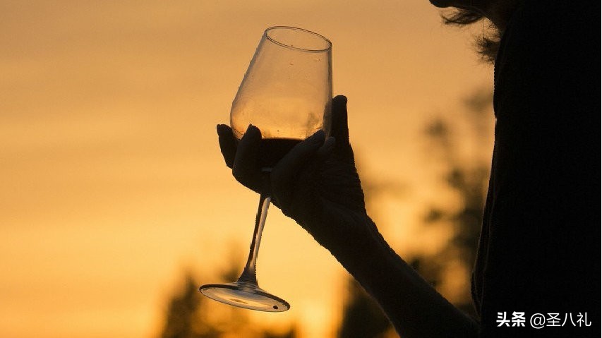 红酒杯的正确拿法 可不能再错了