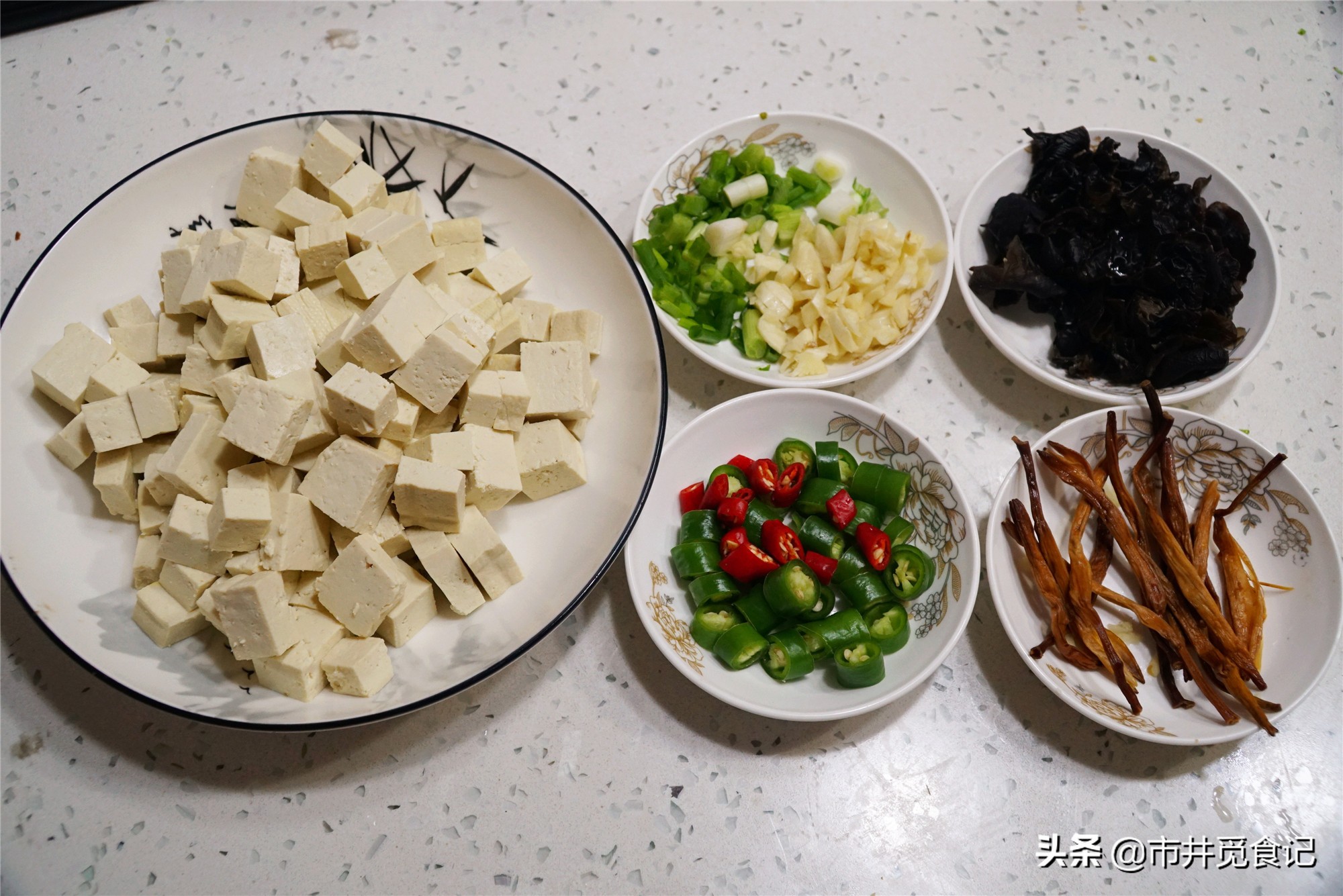 鱼香豆腐家常做法，5种调料按比例兑好，焖一会就出锅，简单好吃