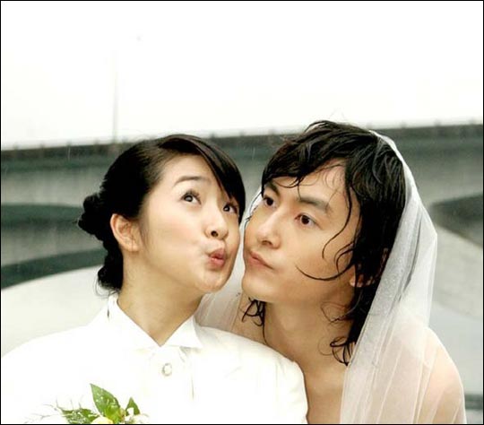 《恶作剧之吻》是由瞿友宁执导,郑元畅,林依晨领衔主演的台湾偶像剧.