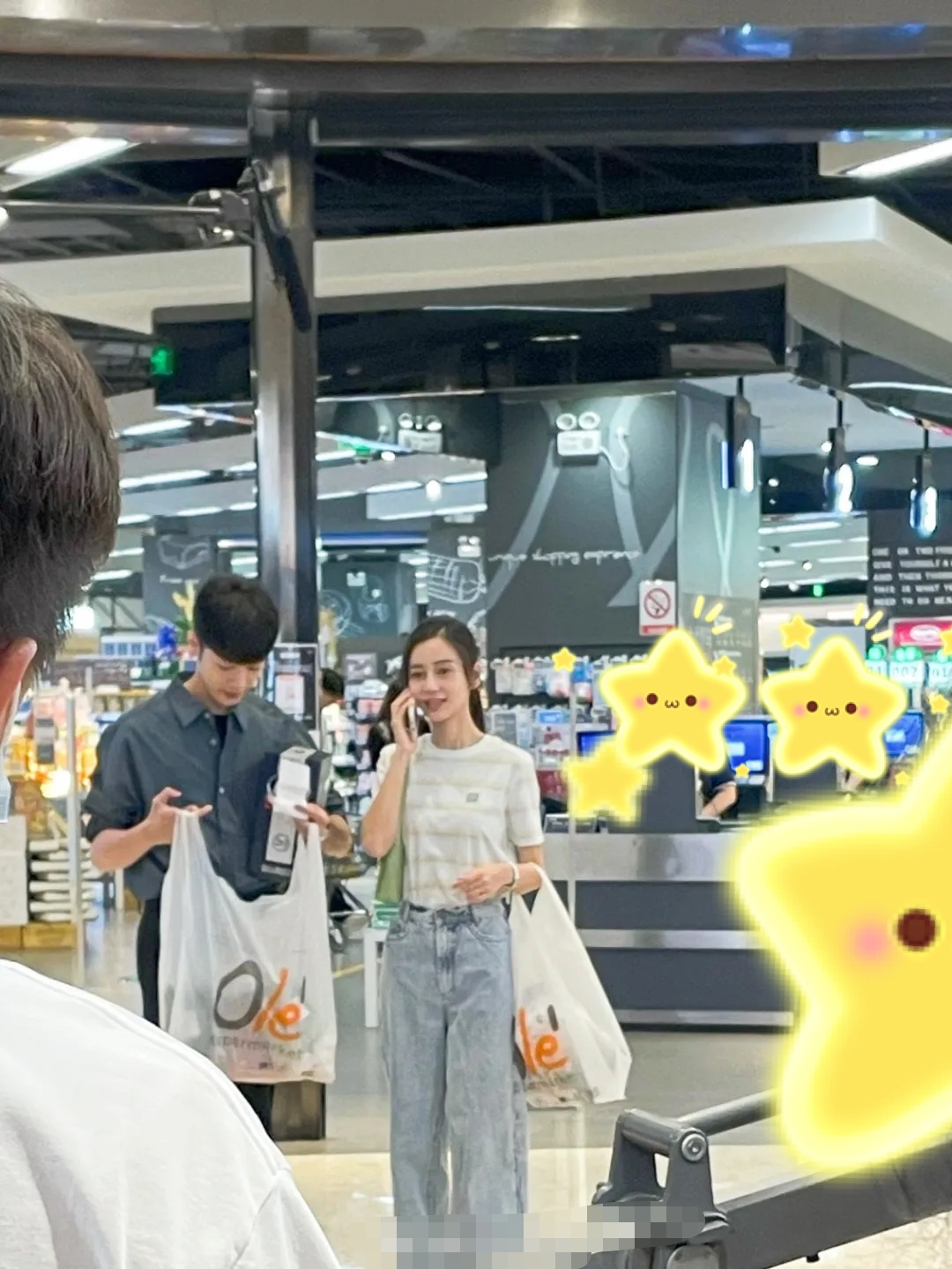 Angelababy超市拍戏被偶遇,休闲打扮超低调,瞪眼式表演遭吐槽