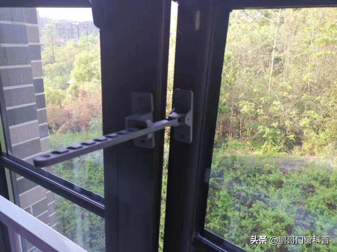 门窗防护之限位器篇——家有萌娃，如何限制窗户开启角度？