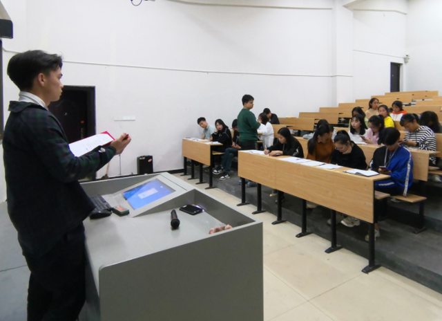 武汉大学“恋爱心理学”火爆，学生爬窗听课，网友：对学习的渴望