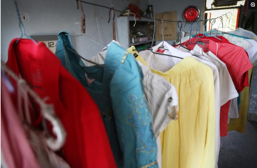 18岁双胞胎姐妹同时考上大学，15年来没买过1件新衣服