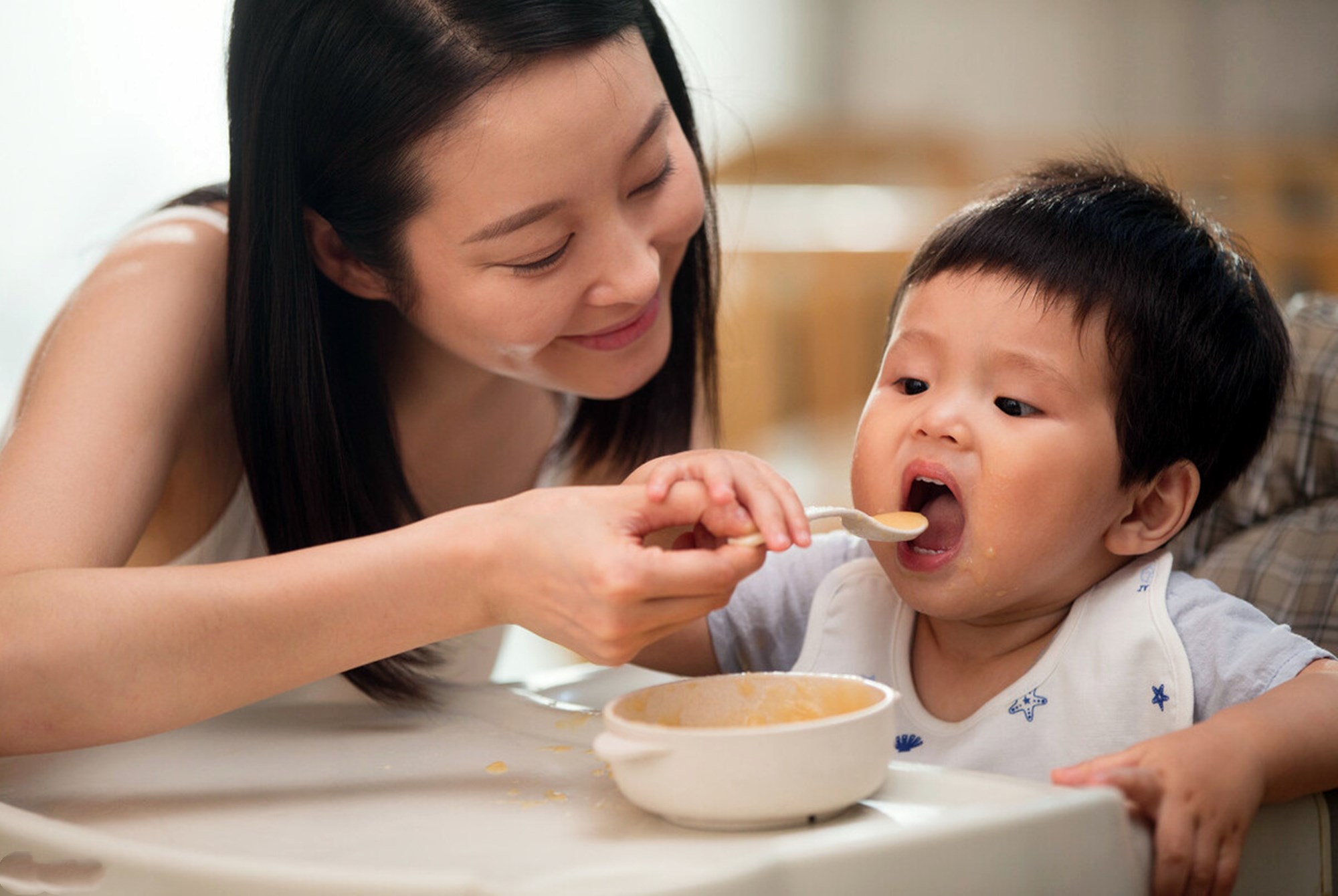 宝妈别以“吃饱”为傲，当宝宝发出几种“信号”，小心过度喂养了