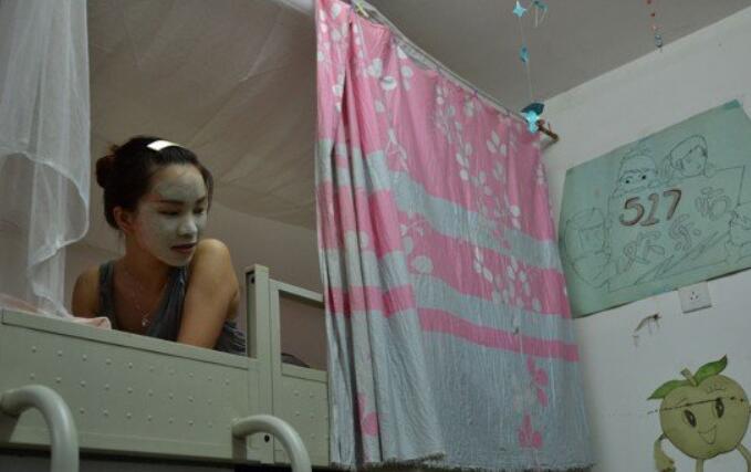 大一新生入学，宿舍床位选“上铺”还是“下铺”？提前了解别选错