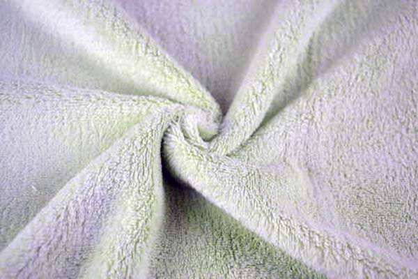 四件套床单法兰绒和珊瑚绒哪个好(法兰绒和珊瑚绒哪个好 珊瑚绒是什么材质 珊瑚绒床单的危害)