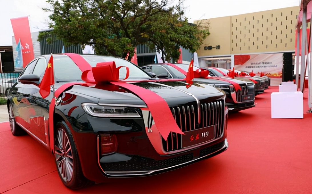 钦佩！全红婵家人首次接受奖励，豪车盛情难却，无任何捞金行为