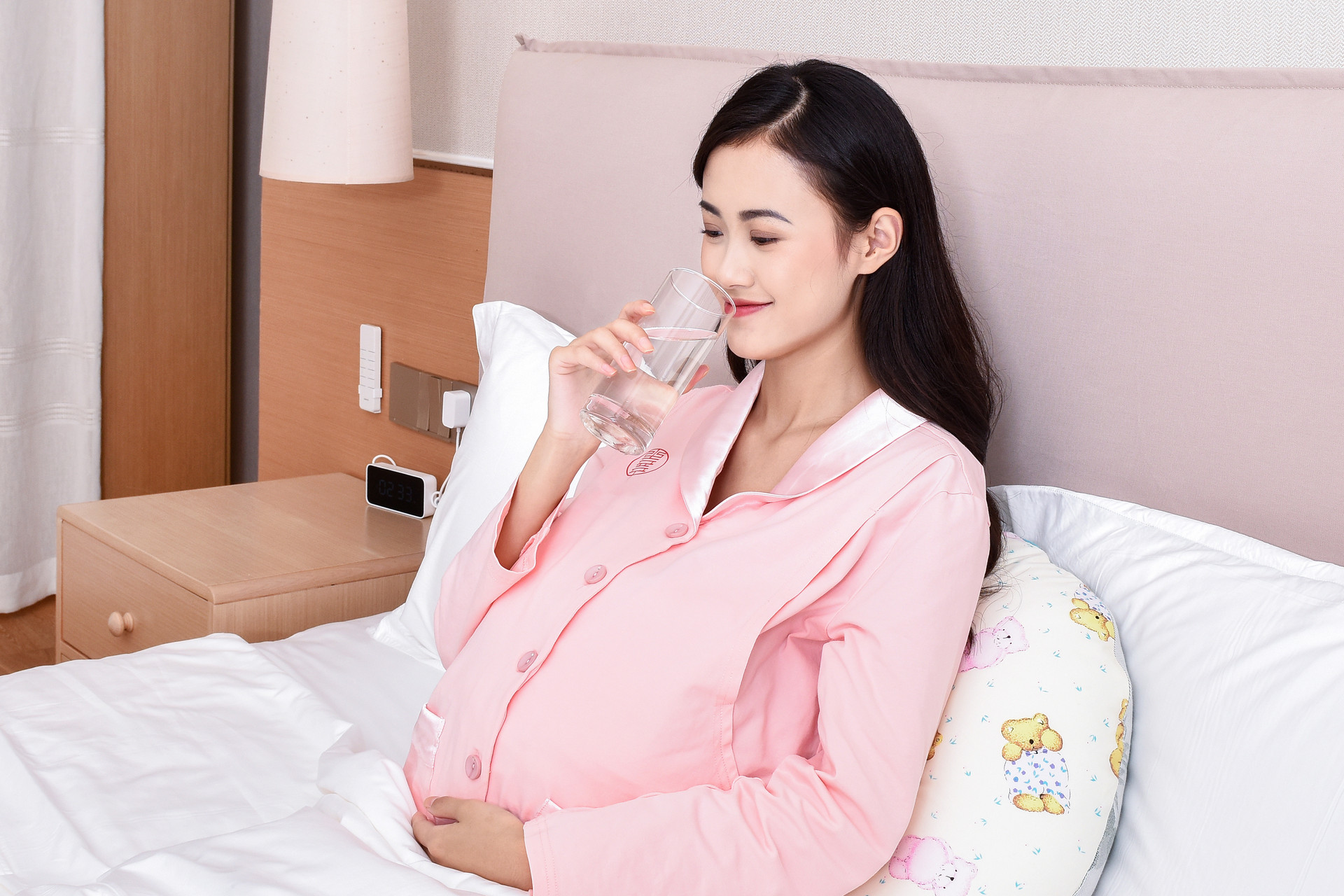 孕妈要多喝水,但要避免3种会伤害胎宝的“水”,别因无知害了娃