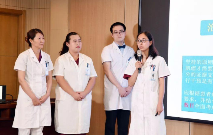 青岛大学运动会开幕式，举牌美女引来关注热议，网友齐呼要考青大