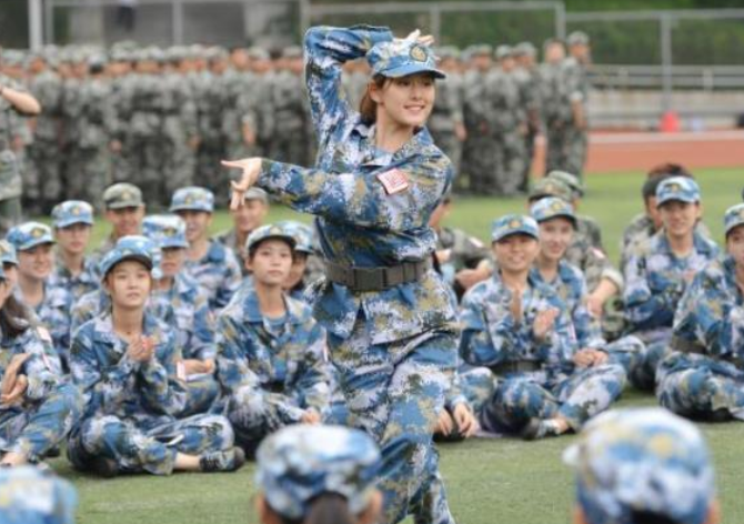 大学军训与高中军训有何不同，学生应提前了解，尤其女生做好准备