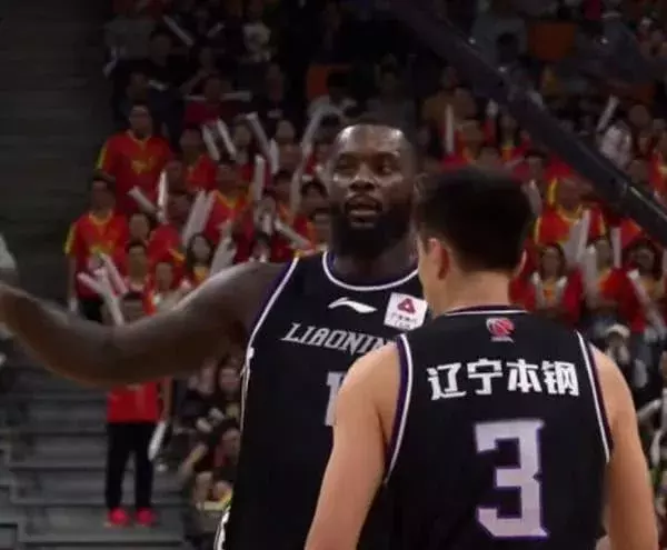 斯蒂芬森为什么打不了nba(进攻滑倒，两次扣到篮筐，防守被晃飞！斯蒂芬森，欢迎来到CBA)