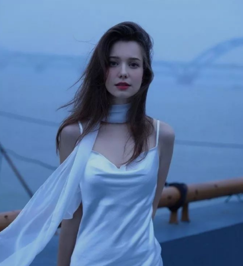 “浙大校花”走红，长相好似“俄罗斯版赵薇”，网友表示：顶不住