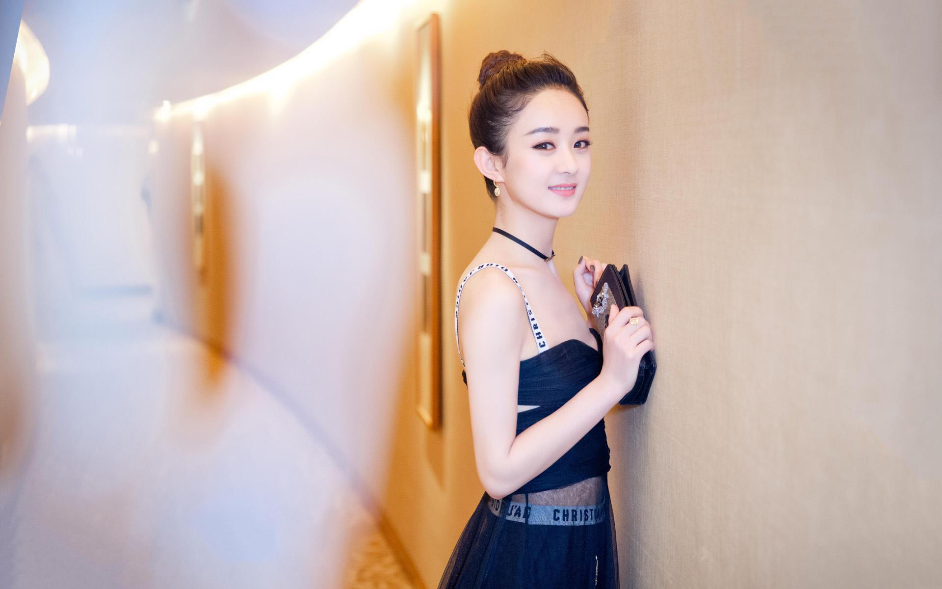 王俊凯拍毕业照，全班颜值都达到出道水平，最左边女生撞脸赵丽颖