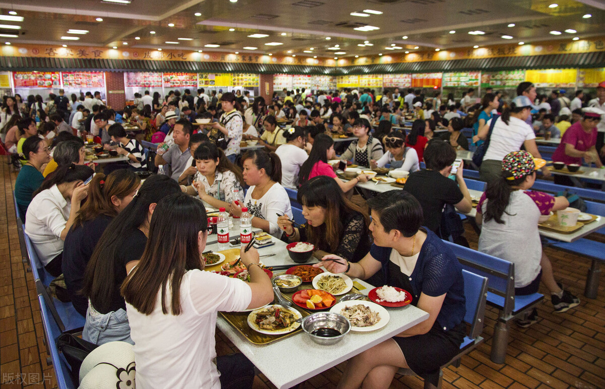 在上海中式快餐大食堂，2个菜1份米饭花了30多元，你觉得贵吗？