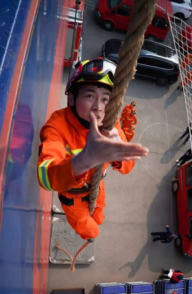 消防出警频上热搜，能有多快？10秒穿衣、45秒出车