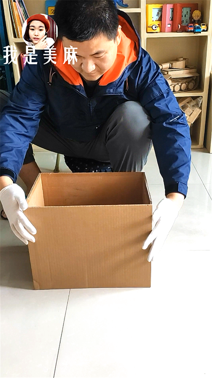 纸箱还能这样玩，爸爸做了一辆幼儿园校车，做法超简单，一看就会