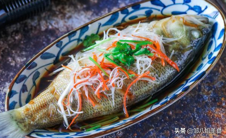 ​鱼肉蒸好为什么又硬又腥？原因有三点，教你正确做法，鱼肉嫩又香
