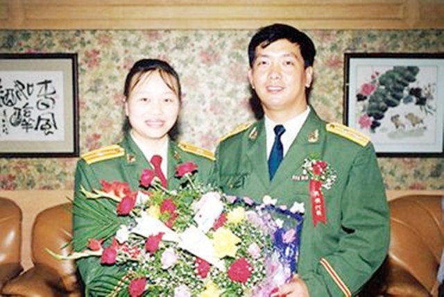 老山战场侦察英雄丁晓兵，被炸亲手割掉手臂，31年后成独臂少将