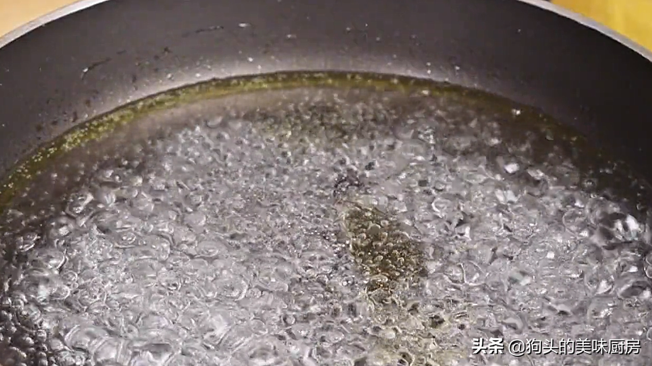 油炸糕总是做不好，大厨教你一招，鼓大泡又酥脆，保证不开裂