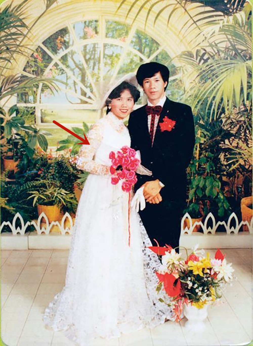 80年代婚纱照保守，90年代浓浓“影楼风”，你最钟意哪款婚纱照？