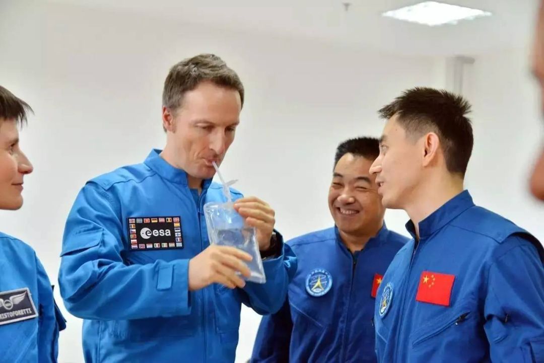 中国2名航天员成功出舱，刘伯明站上机械臂，聂海胜一举动好暖心